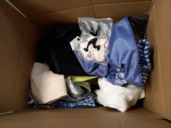 LARGE BOX OF APPROXIMATELY 20 ASSORTED HOUSEHOLD ITEMS TO INCLUDE: WOOL, CUSHION, PILLOW PROTECTORS