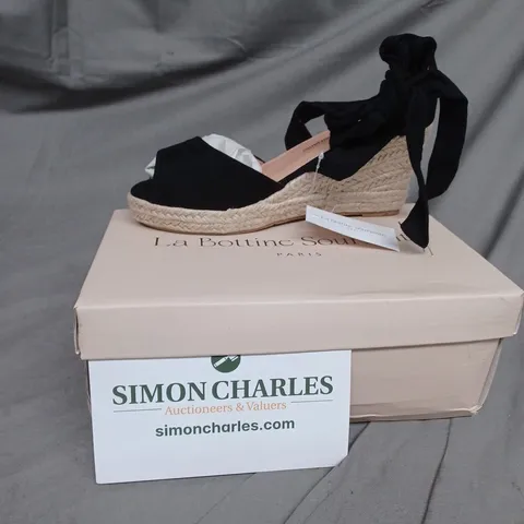 BOXED LA BOUTIQUE SOURIANTE PARIS LAUREN OPEN TOE WEDGES IN BLACK