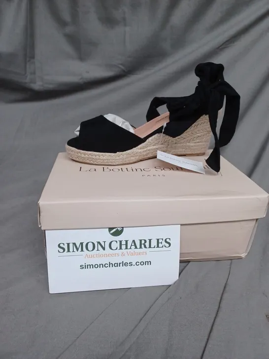 BOXED LA BOUTIQUE SOURIANTE PARIS LAUREN OPEN TOE WEDGES IN BLACK