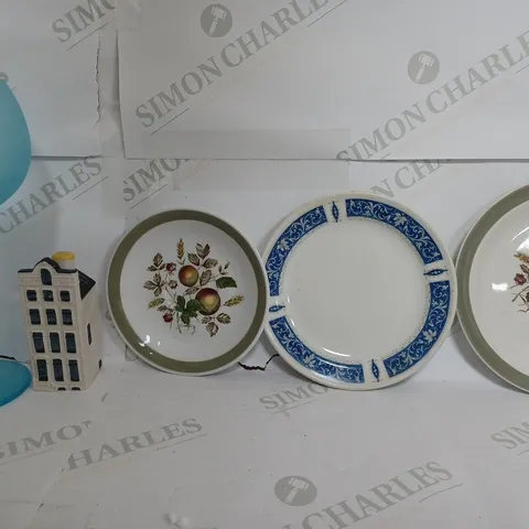 BOX OF APPROXIMATELY 6 ASSORTED ITEMS TO INCLUDE - GIN GLASS - HEREFORD PLATE - KLM BUILDING ETC