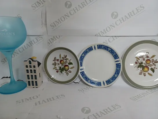 BOX OF APPROXIMATELY 6 ASSORTED ITEMS TO INCLUDE - GIN GLASS - HEREFORD PLATE - KLM BUILDING ETC