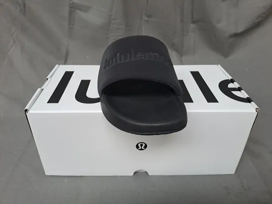 BOXED PAIR OF LULULEMON SLIDERS IN BLACK UK SIZE 5.5