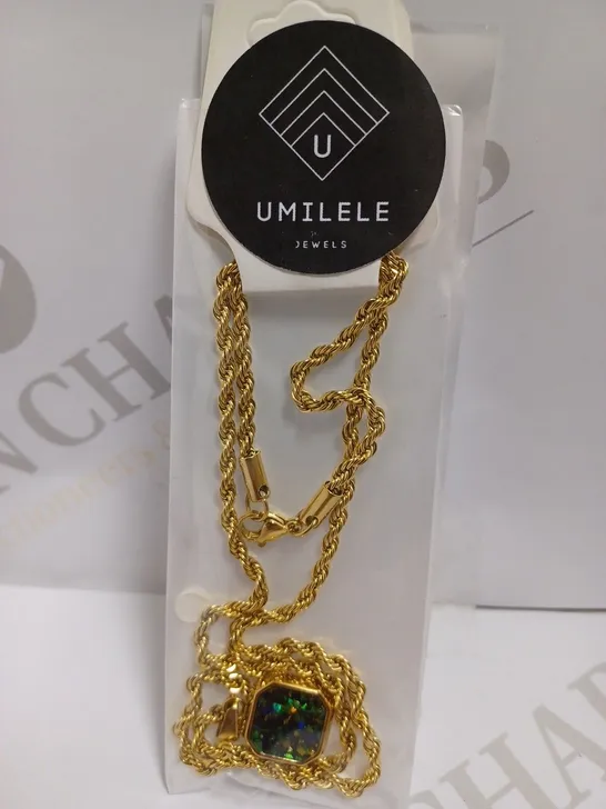 UMILELE GOLD EFFECT NECKLACE WITH GREEN STONE PENDANT