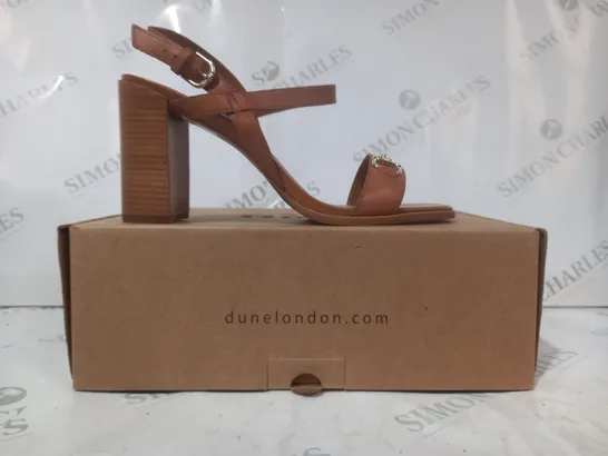 BOXED PAIR OF DUNE LONDON LEATHER SNAFFLE BLOCK HEEL SANDALS IN TAN SIZE 7