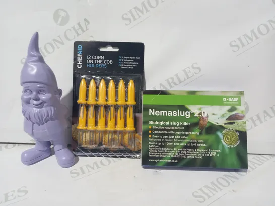 LOT OF APPROXIMATELY 10 ASSORTED HOUSEHOLD ITEMS TO INCLUDE NAMASLUG 2.0 SLUG KILLER, 12 CORN ON THE COB HOLDERS, DECORATIVE GNOME, ETC