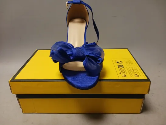 BOXED PAIR OF DESIGNER OPEN TOE BLOCK HEEL SHOES IN SAPPHIRE BLUE W. BOW DETAIL EU SIZE 40