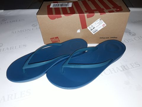 BOXED PAIR OF FLIPFLOP IQUSHION ERGONOMIC SLIDERS IN SEA BLUE - UK 6