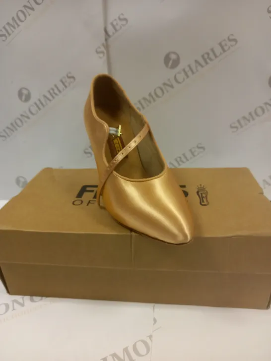 BOXED PAIR OF FREED OF LONDON STRAIGHT STRAP BALLROOM SHOES UK SIZE 4.5 