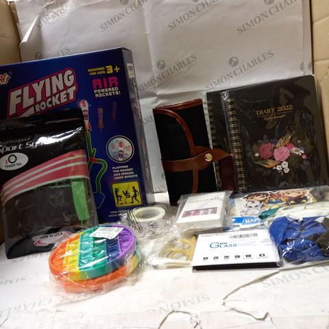 LOT OF APPROX 12 ASSORTED HOUSEHOLD ITEMS TO INCLUDE COLOURING PENCILS, GLASS PROTECTOR, CARTOON BALLOONS, ETC