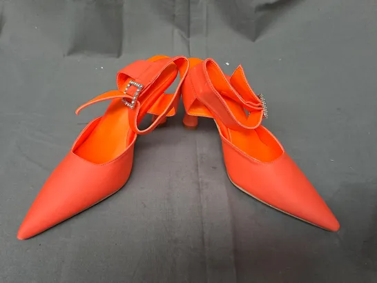 BOXED PAIR OF DESIGNER POINTED TOE HEELED SHOES IN ORANGE EU SIZE 38