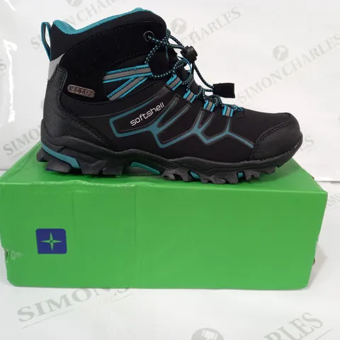 BOXED PAIR OF MOUNTAIN WAREHOUSE SOFTSHELL WATERPROOF KIDS BOOTS IN BLACK/TEAL UK SIZE 2