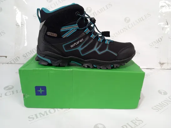 BOXED PAIR OF MOUNTAIN WAREHOUSE SOFTSHELL WATERPROOF KIDS BOOTS IN BLACK/TEAL UK SIZE 2