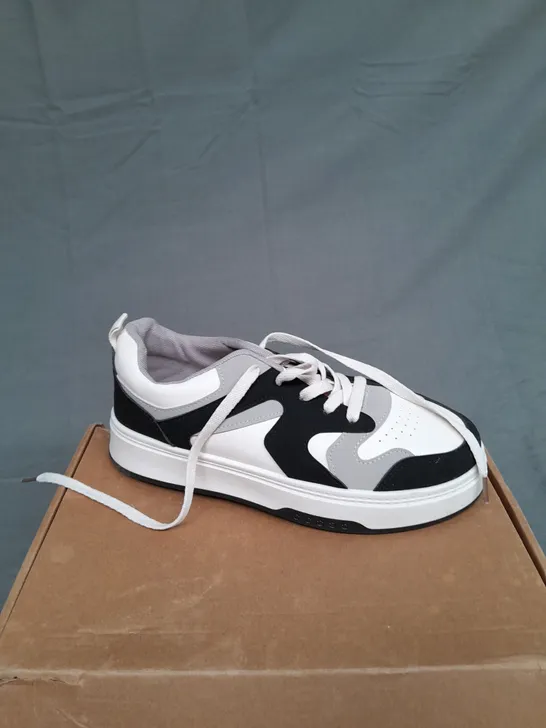 BOXED PAIR OF UNBRANDED LOW TRAINERS IN GREY/WHITE/NAVY SIZE 40