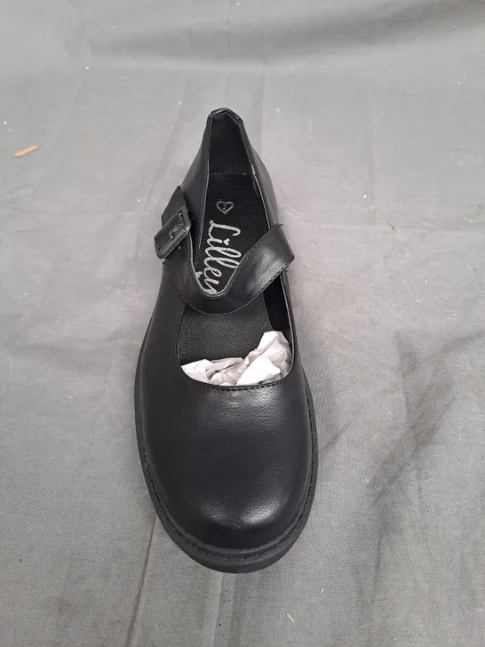 BOX OF APPROXIMATLY 10 BLACK LILLEY SHOE IN VARIOUS SIZES 