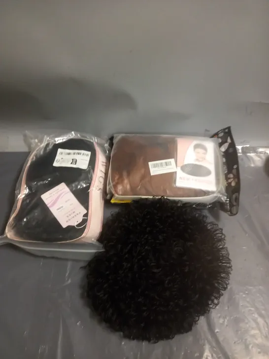 APPROXIMATELY 10 WIGS AND HAIRPIECES. ASSORTED COLOURS, SIZES AND STYLES