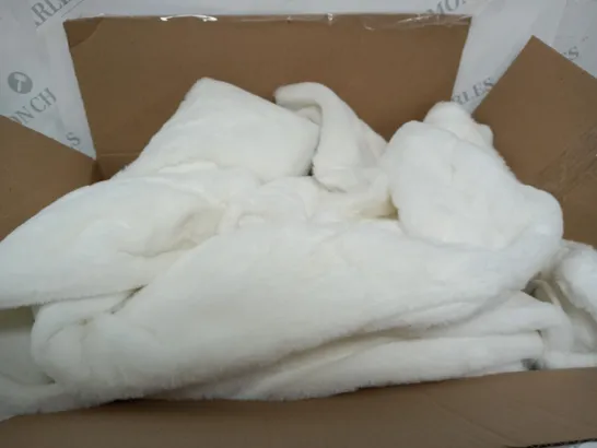 BOXED COZEE HOME HEATED WHITE FLUFFY BLANKET 