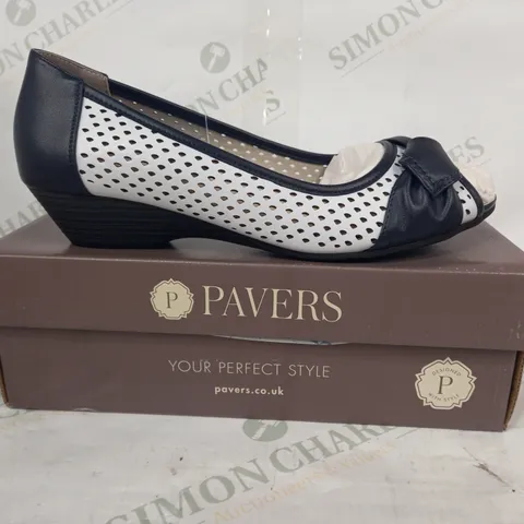 BOXED PAIR OF PAVERS WEDGE HEEL SLIP-ON SHOES IN WHITE/NAVY EU SIZE 40