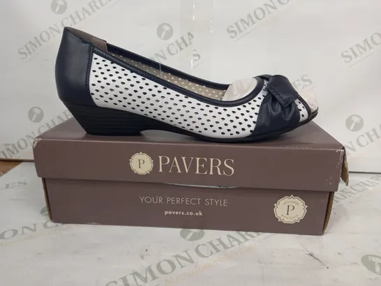 BOXED PAIR OF PAVERS WEDGE HEEL SLIP-ON SHOES IN WHITE/NAVY EU SIZE 40