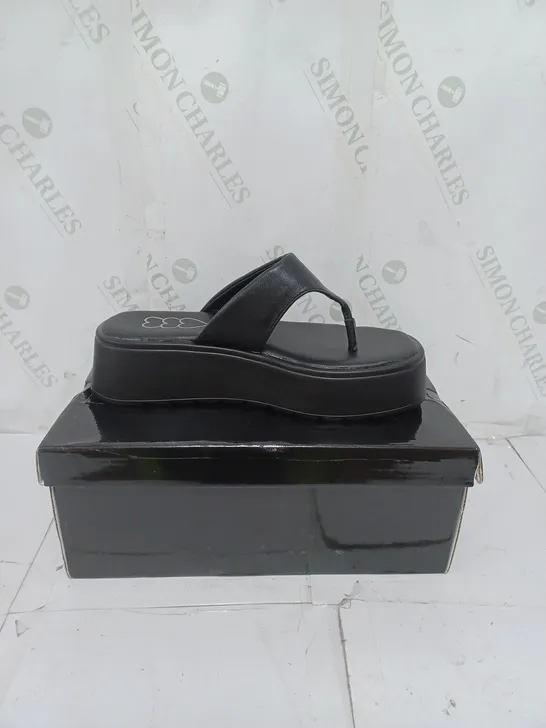 KOI FOOTWEAR CHUNKY BLACK SLIDERS SIZE 5