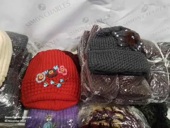 LOT CONTAINING LARGE AMOUNT OF BAGGED WOOLEN HATS IN VARIOUS COLOURS AND DESIGNS 