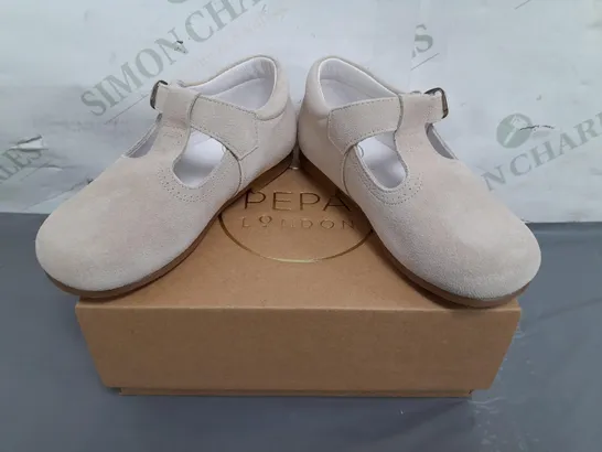 BOXED PAIR OF PEPA LONDON KIDS SHOES IN BEIGE EU SIZE 25