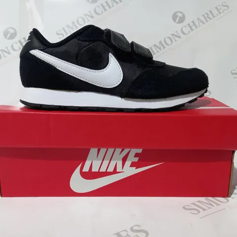 BOXED PAIR OF NIKE MD VALIANT KIDS SHOES IN BLACK/WHITE UK SIZE 12