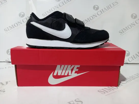 BOXED PAIR OF NIKE MD VALIANT KIDS SHOES IN BLACK/WHITE UK SIZE 12