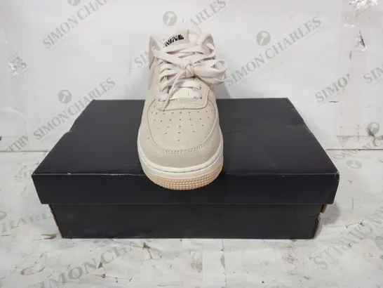 BOXED PAIR OF NIKE AIR FORCE 1 SHOES IN BEIGE UK SIZE 6