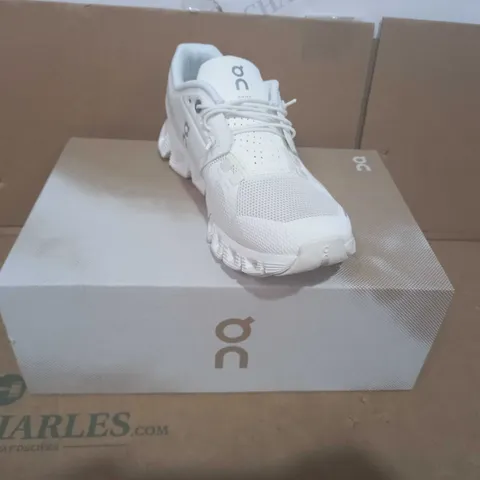 BOXED PAIR OF ON SWISS ENGINEERING TRAINERS IN WHITE UK SIZE 5