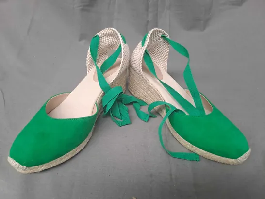 BOXED PAIR OF BODEN CLOSED TOE WEDGE SHOES IN GREEN EU SIZE 39