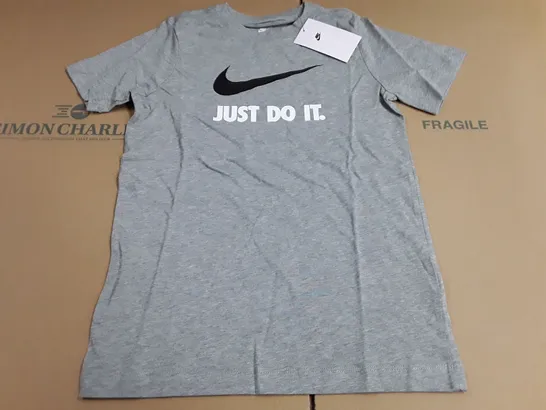 NIKE BOYS GREY T-SHIRT - M