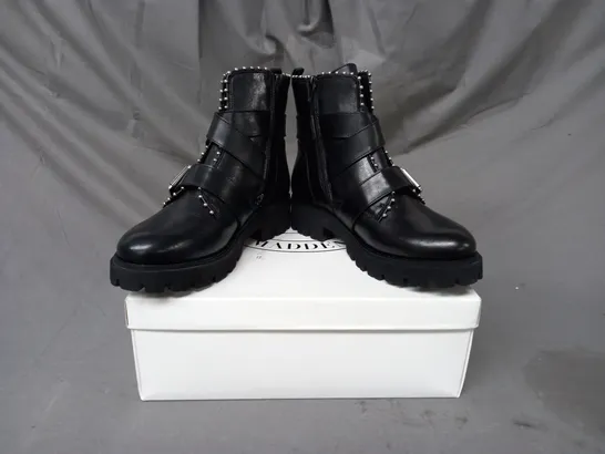 BOXED PAIR OF STEVE MADDEN HOOFY LEATHER ANKLE BOOTS IN BLACK EU SIZE 36