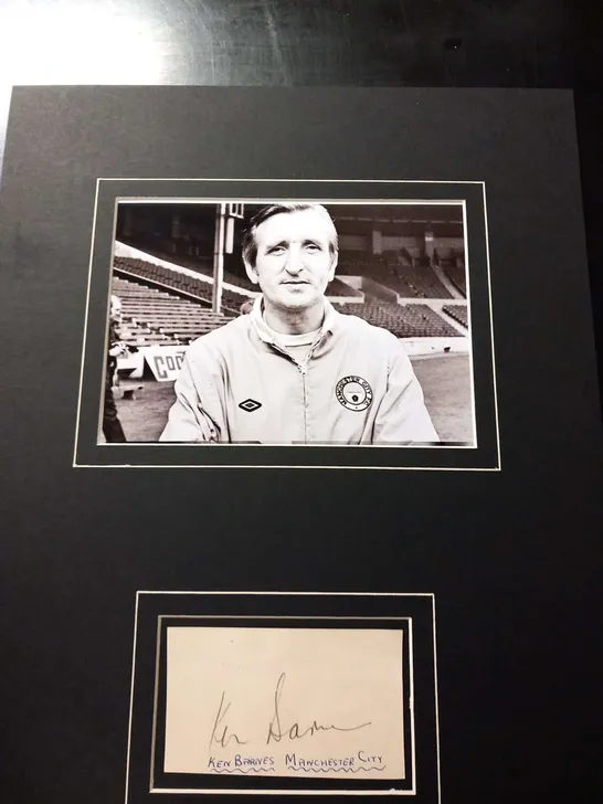 MOUNTED PHOTOGRAPH AND SIGNATURE PRESENTATION OF MANCHESTER CITYS KEN BARNES