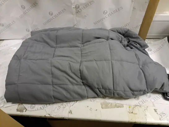 GREY WEIGHTED GRAVITY BLANKET 