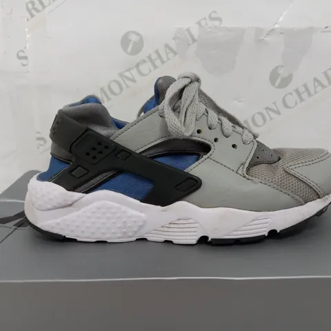 BOXED PAIR OF NIKE HUARACHE TRAINERS IN GREY & BLUE - UK 4 