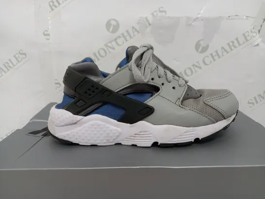 BOXED PAIR OF NIKE HUARACHE TRAINERS IN GREY & BLUE - UK 4 