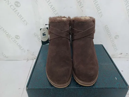 BOXED PAIR OF EMU AUSTRAILA MERAK SUEDE BOOTS IN ESPRESSO - SIZE UK 6