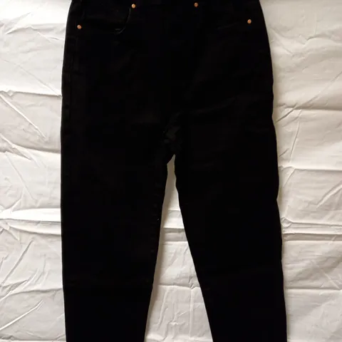 BOX OF APPROX 25 BRAND NEW COTTON:ON STRETCH MOM JEANS - BLACK SIZE AUS 6