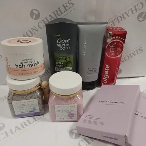 BOX OF APPROXIMATELY 15 ASSORTED COSMETIC ITEMS TO INCLUDE DOVE BODY WASH, GEORGIEMANE HAIR MASK, COLGATE MAX WHITE ETC