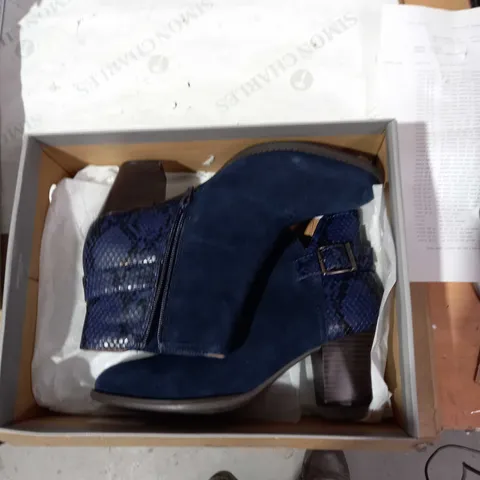 VIONIC NAOMI ANKLE BOOT NAVY - SIZE 7