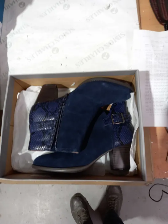 VIONIC NAOMI ANKLE BOOT NAVY - SIZE 7