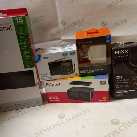LOT OF APPROX 20 ASSORTED ELECTRICAL ITEMS TO INCLUDE BLUETOOTH CHARGING ALARM CLOCK, WIRED HEADPHONES, POCKET RADIO, ETC