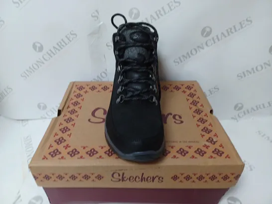 BOXED PAIR OF SKECHERS SYNERGY WARM BOOTS, BLACK - SIZE 6