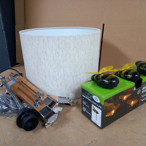 BOX OF ASSORTED LIGHTING TO INCLUDE LOKI TABLE LAMP AND DECORATIVE BEE SOLAR STAKE LIGHTS 