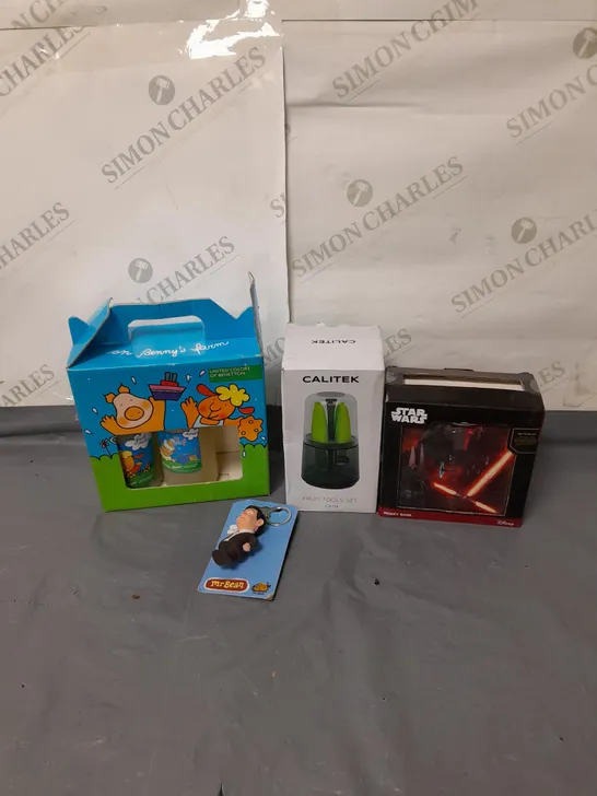 BOXED LOT OF APPROX. 15 HOUSEHOLD ITEMS TO INCLUDE KITCHENWARE, MONEY BOX AND NOVELTY ITEMS