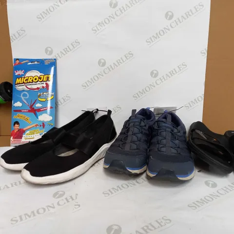 BOX OF APPROX 8 ASSORTED ITEMS TO INCLUDE - WICKED MICROJET BOOMERANG PLANE - NOZZEL FOR HOSE - SKETCHERS RUNNNG SHOES IN BLUE ECT