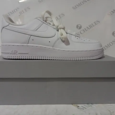 BOXED PAIR OF NIKE AIR FORCE 1 '07 SHOES IN WHITE UK SIZE 7.5