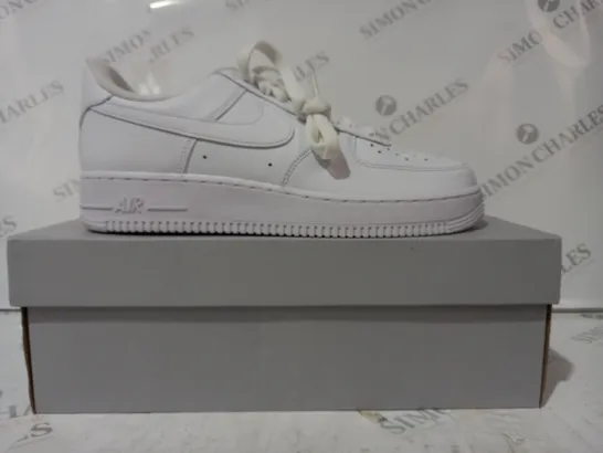 BOXED PAIR OF NIKE AIR FORCE 1 '07 SHOES IN WHITE UK SIZE 7.5