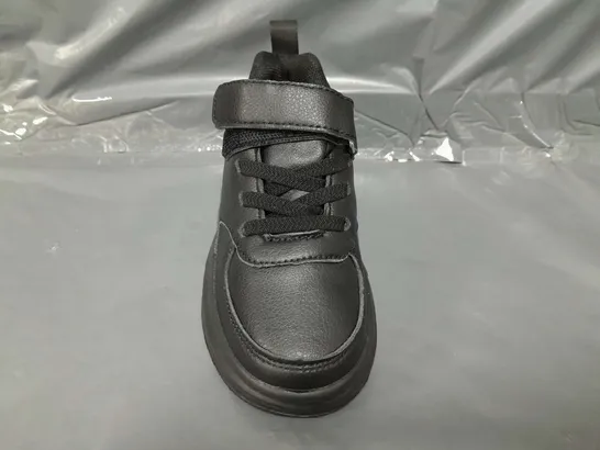 BOXED PAIR OF DESIGNER KIDS SHOES IN BLACK EU SIZE 27