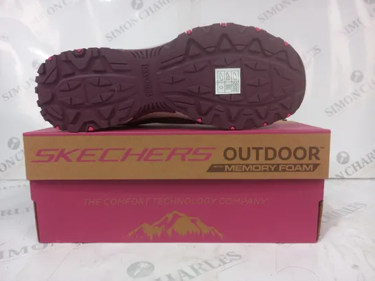 BOXED PAIR OF SKECHERS MEMORY FOAM TRAIL SHOES IN BERRY COLOUR SIZE 7